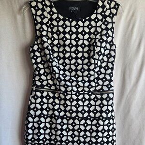 Enfocus Studio, size 6. Black and white pattern dress. Cool zipper on sides.